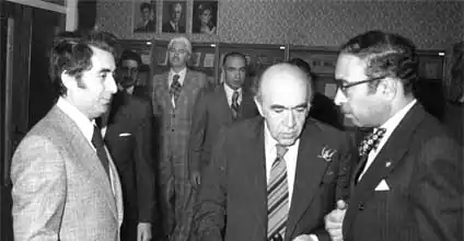 تهران (۱۳۵۳) از راست: فرهنگِ مهر، امیرعباس هویدا، غلامرضا کیانپور، نصرالله مقتدر، مژدهی و عبدالحسین سمیعی