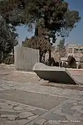 یادمان شکسته‌شدهٔ محمد مصدق در گورستان ابن‌بابویه که وصیت کرده بود در کنار قبور کشته‌شدگان ۳۰ تیر دفن شود.