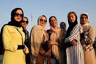 زنان با مانتو و شال (روسری)