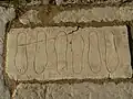 تخته‌سنگی نذری در ورودی آمفی‌تئاتر