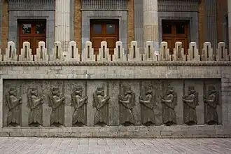 نقش برجسته‌های روی پلکان