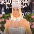 استفاده از یک لوستر در جشنواره مت گالا توسط کیتی پری