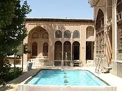 حیاط بیرونی
