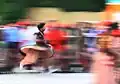 یک رقصنده با پوشیدن خت پرتوگ