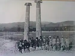 عکس قدیمی از ستونهای معبد و روستائیان