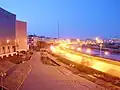 خیابان کولاکووسکی در شب، سمت چپ ساختمان علوم دانشگاه یاکوتسک دیده میشود