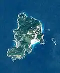 جزیرهٔ کوزوشیما (神津島 Kōzu). برای بهتر دیدن عکس بر روی آن کلیک کنید.