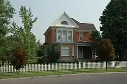 The John E. Lee House is listed on the اداره ملی ثبت اماکن تاریخی.