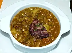 سوپ عدس آلمانی با سوسیس خونی.