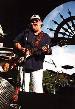 Mack performing at رایزینگسان، ایندیانا، in 2003