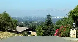 منظره سیلیکون ولی از Julietta Court in Los Altos Hills, facing eastbound towards Altamont Road