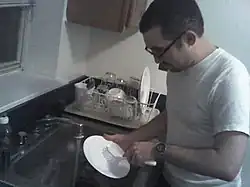 شستنِ ظرف‌ها، بخشی از خانه‌داری می‌باشد.