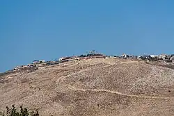 The village of Maroun al-Ras, as seen from the Israeli side of the border, near أفیفیم (اسرائیل)