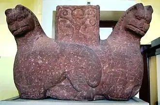 بالای یک ستون، با دو شیر سنگی
