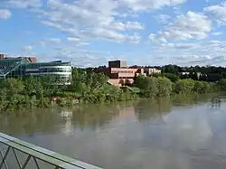 City hall, the courthouse and Medicine Hat Public Library are visible across the رود ساسکاچوان جنوبی, looking south from Finlay Bridge