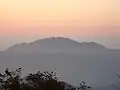 منظرهٔ کوه میتو (三頭山) . برای بهتر دیدن عکس بر روی آن کلیک کنید.
