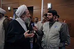 خبرنگار شبکه قرآن سیما در حال مصاحبه با محمدی ری شهری