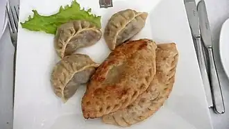 دو نوع کوفته: بووز (بالا سمت چپ) و خوشور (پایین سمت راست)