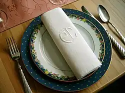 دستمال سفره با مونوگرام گل‌دوزی شده