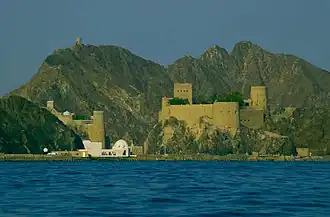 بندر از شمال غربی: قلعه جلیلی (راست) و قلعه میرانی (چپ)