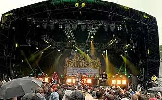 اجرای زندهٔ نیو فوند گلوری در جشنوارهٔ Slam Dunk Festival سال ۲۰۱۹