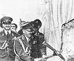 سپهبد نادر باتمانقلیچ، ژنرال ارتش شاهنشاهی ایران در حال تخریب حظیرةالقدس به سال ۱۹۵۵