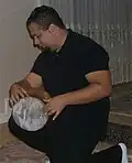 مرد درحال نواختن تنبک