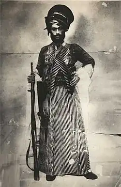 سپهبد احمد آقا امیر احمدی در لباس رزمی عشایر لک