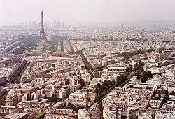 نمایی از برج ایفل و لزنولید.
