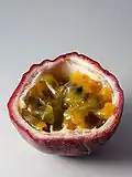 برش عرضی میوه گل‌ساعتی ارغوانی رنگ