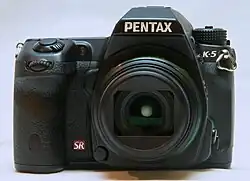آفتابگیر عدسی از نوع «جعبه» یا «برش» یک لنز Pentax DA 21 mm f/ / 3.2 Limited.