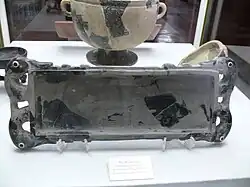 سینی سنگی با دسته‌های به شکل اردک