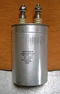 خازن پوسته‌ای قدرت برای تصحیح ضریب توان AC (PFC) ، بسته‌بندی شده در یک قوطی فلزی استوانه‌ای