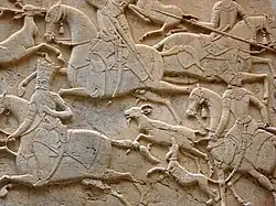 در سنگ نگاره‌های قرن نوزدهم میلادی در تنگه ساوشی، در حدود ۱۵ کیلومتری شمال غربی شهرستان فیروزکوه، وقایع زمان فتحعلی شاه نقش شده‌است. بزرگ‌ترین نقش برجسته این کتیبه‌ها، نقش شکارگاه با تصویر اسب، نیزه و شکارهایش است که در اطراف آن می‌توان عباس میرزا، علی قلی میرزا و علی نقی میرزا پسران فتحعلی شاه و همچنین نوادگانش را در حال شکار دید.