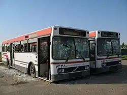عکس از یک اتوبوس شهری در ایران که شیشه های آن توسط طرفداران فوتبال در ورزشگاه یادگار امام قم تخریب شده است (که نمونه ای از یک وندالیسم شهری است)