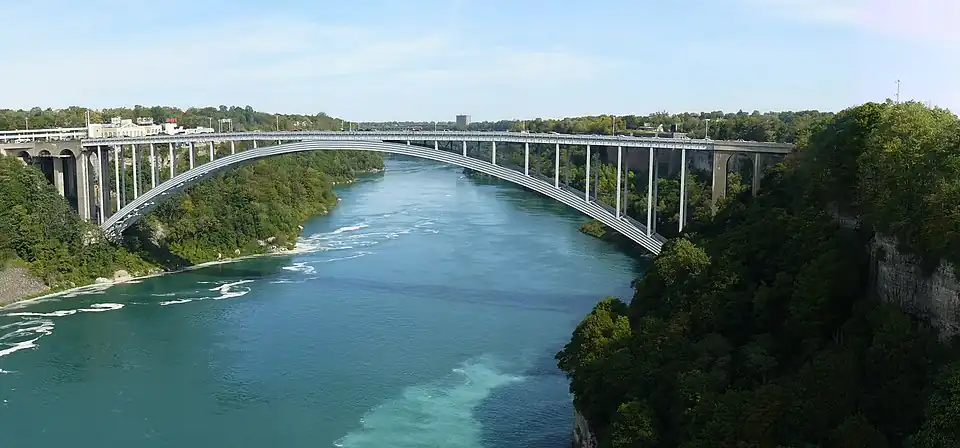 پل رینبو (به انگلیسی: Rainbow Bridge) که بر روی رودخانهٔ نیاگارا قرار دارد و کانادا (در سمت چپ) را به آمریکا (در سمت راست) متصل می‌کند. قوس سهموی زیر پل وزن جاده را تحمل می‌کند.
