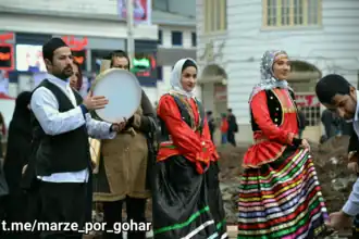 رقص و شادی جوانان گیلک، با لباس‌های زیبای رنگارنگ در پیاده‌روی فرهنگی رشت (جشن روز رشت ۱۲ دی‌ماه ۱۳۹۴)