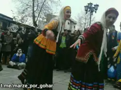 رقص و شادی جوانان گیلک، با لباس‌های زیبای رنگارنگ در پیاده‌روی فرهنگی رشت (جشن روز رشت ۱۲ دی‌ماه ۱۳۹۴)