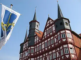 The historic town hall (آوریل ۲۰۰۴)