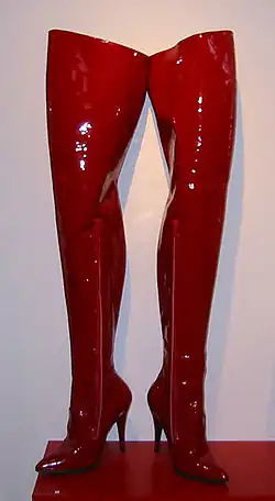 چکمه های فتیش PVC زنانه با پاشنه بلند برجسته.