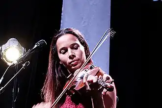 Rhiannon Giddens با یک ساز رشتهای