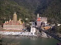 Rishikesh view across Lakshman Jhula bridge over the گنگ