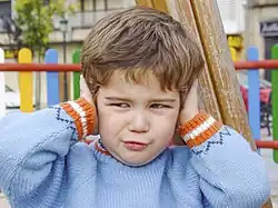 عکس کودکی در واکنش به سروصدا