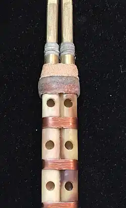 سرساز از جنس برنج و قمیش مه با نخ روی آن بسته شده است.