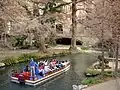 گردشگران در حال سیاحی شهر از طریق رود