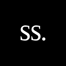 حروف SS با حروف بزرگ به رنگ سفید در فونت سریف روی زمینهٔ سیاه.