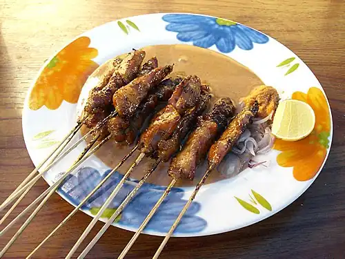 ساتای. یکی از غذاهای ملی این کشور، که انواع مختلفی در سراسر اندونزی وجود دارد.