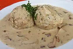 Semmelknödel با سس قارچ