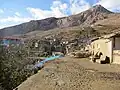 نمایی از روستا و صخره سرکه (سرکه‌ای تله)