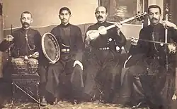 نوازندگان موسیقی مقام با لباس آذربایجانی